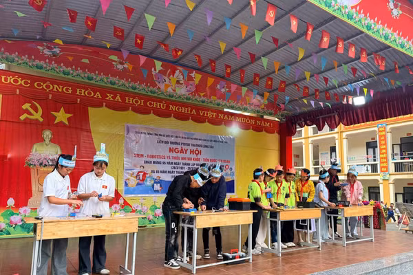 Hoạt động STEM của các em học sinh tại xã Lũng Cú, Tuyên Quang.