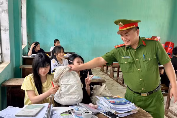 Công an xã Bạch Xa thăm nắm tình hình tại các trường học.