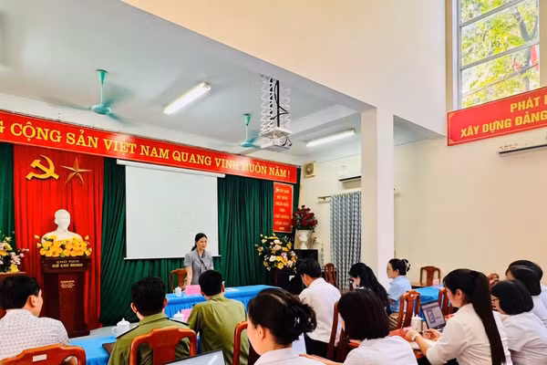 Phó Chủ tịch UBND tỉnh Tuyên Quang tại Trường THPT Tân Trào.