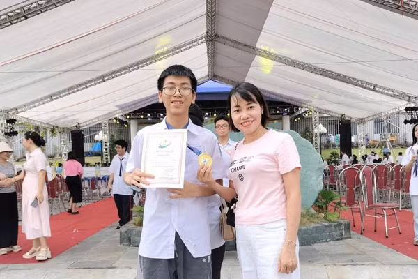 Em Trần Đức Hiếu và cô giáo Trần Thị Trang Nhung.