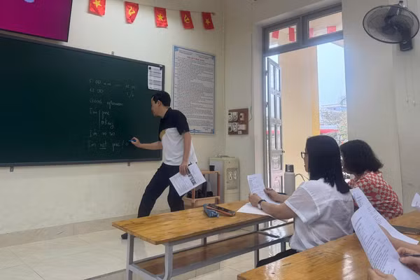 Các thầy cô giáo thành người học sau giờ lên lớp.