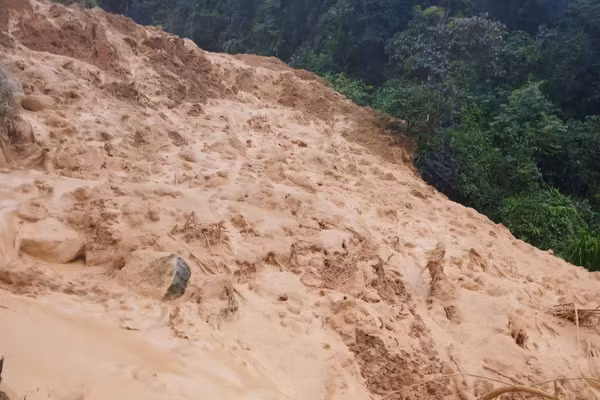 Trận mưa lũ khiến 4 người trong cùng gia đình mất tích.