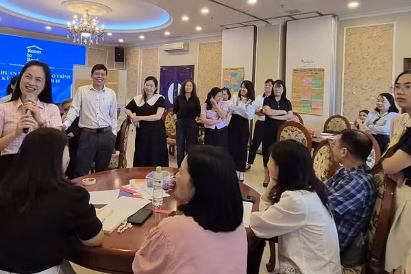 Các giáo viên sôi nổi tham gia lớp tập huấn.