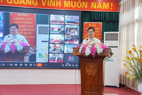 Ông Vũ Đình Hưng, Giám đốc Sở GD&ĐT Tuyên Quang phát biểu tại hội nghị.