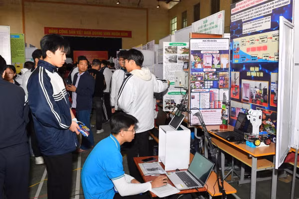 Các em học sinh say mê trong ứng dụng công nghệ và sáng tạo khoa học.