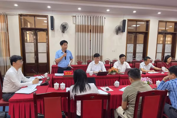 Lãnh đạo Sở GD&ĐT tỉnh Tuyên Quang và đại diện các nhà trường thảo luận, bàn giải pháp.