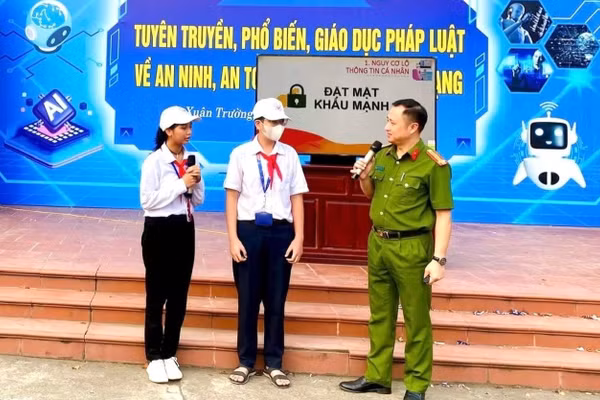 Lực lượng công an tăng cường công tác tuyên truyền pháp luật cho học sinh, sinh viên.
