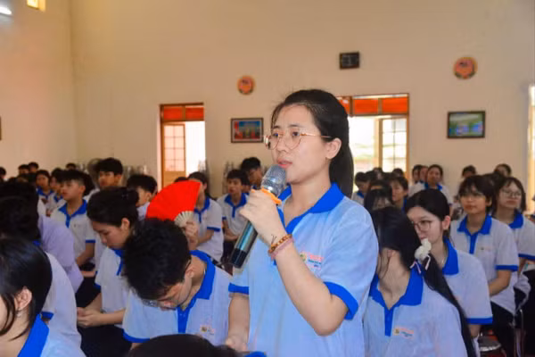 Các em học sinh đặt câu hỏi với các chuyên gia.