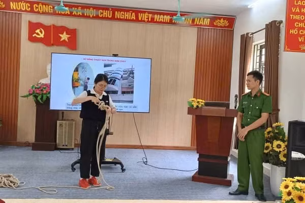Các cô giáo được thực hành, nâng cao kỹ năng thoát nạn.