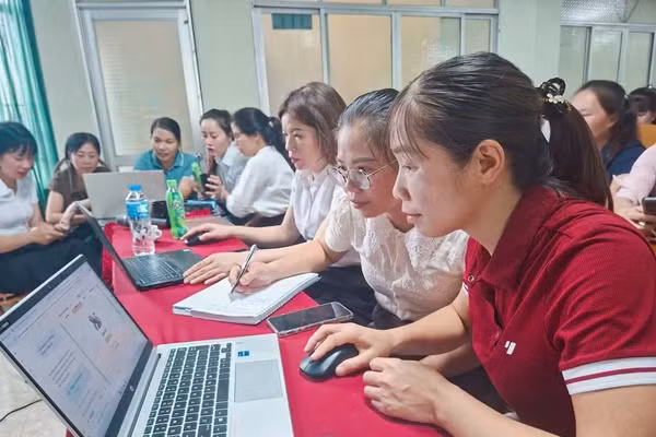 Từ làm quen công cụ đến làm chủ AI