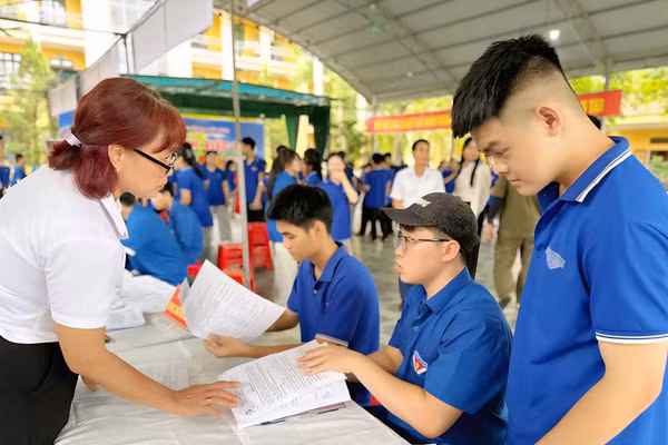 Học sinh, sinh viên, người lao động tham gia các buổi giới thiệu việc làm.