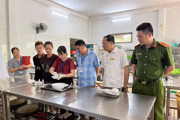 Đoàn kiểm tra khu vực bếp ăn tại các điểm thi.