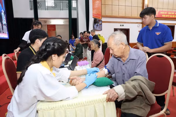 Thân nhân liệt sĩ tại Tuyên Quang được lấy mẫu ADN. (Ảnh: CATQ)