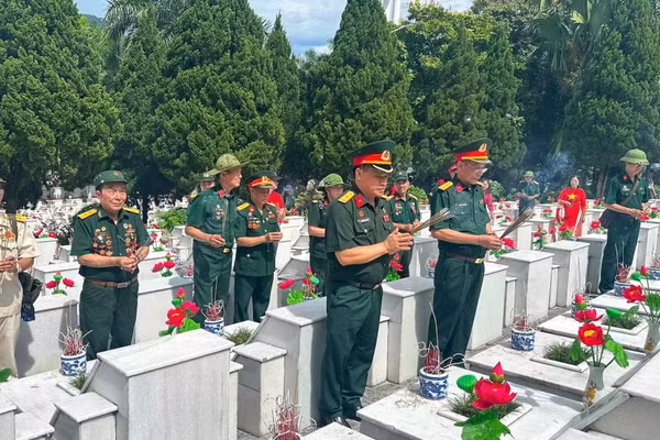 Những cựu chiến binh thắp nén hương tưởng nhớ đồng đội.