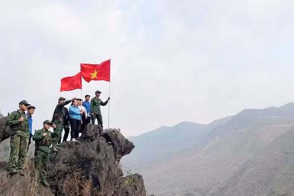 Lực lượng thanh niên tuần tra biên giới tại Đồng Văn.