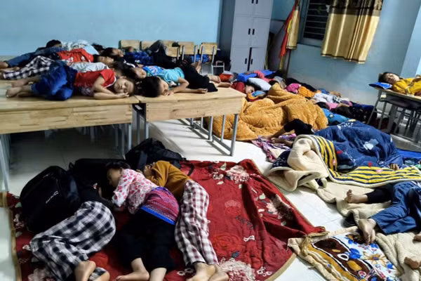Các em học sinh được sơ tán đến nơi an toàn.