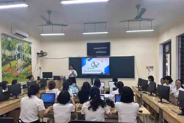 Bà Trần Thị Thành, Phó Hiệu trưởng Trường Tiểu học Bình Thuận làm báo cáo viên ứng dụng AI vào dạy học. (Ảnh: Lan Hương)