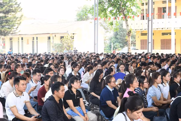 Các thí sinh tham dự kỳ tuyển dụng viên chức ngành Giáo dục tại Tuyên Quang.