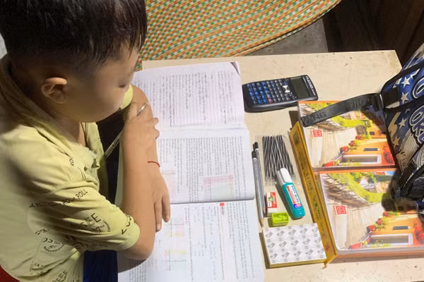 Em Vương Văn Vũ bên góc học tập.