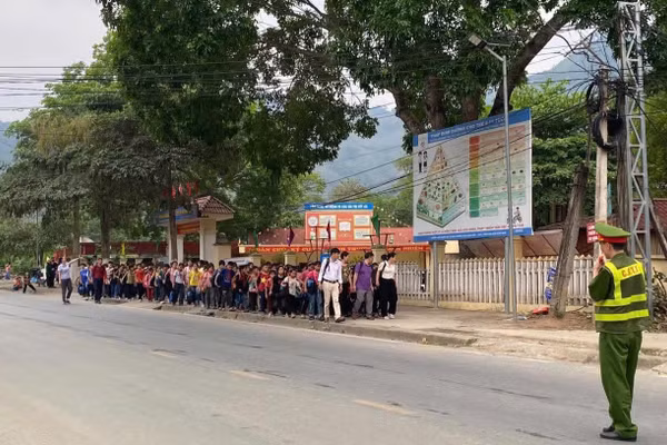 Công an xã Minh Tân phối hợp với nhà trường đảm bảo an toàn cho học sinh đến lớp.