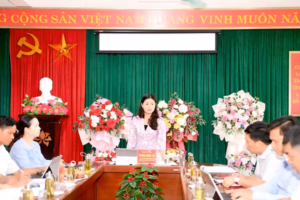 Bà Vương Ngọc Hà, Phó Chủ tịch UBND tỉnh Tuyên Quang làm việc tại Trường PTDTNT ATK Sơn Dương.(Ảnh: Quốc Việt)