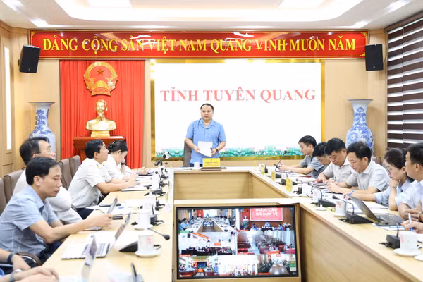 Ông Phan Huy Ngọc, Chủ tịch UBND tỉnh Tuyên Quang chủ trì cuộc họp chuẩn bị năm học mới.