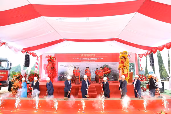 Ông Phan Huy Ngọc, Chủ tịch UBND tỉnh Tuyên Quang thực hiện nghi lễ khởi công dự án. (Ảnh: Thanh Phúc)