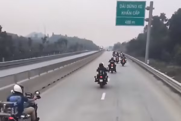 Đoàn mô tô phân khối lớn do người nước ngoài điều khiển đi vào cao tốc. (Ảnh cắt từ video clip)