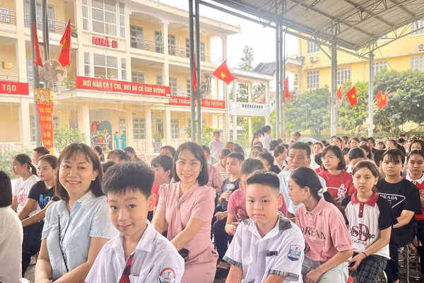 Cô và trò Trường THCS Lê Quý Đôn, phường Minh Xuân, Tuyên Quang.