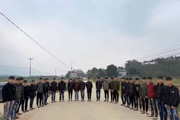 Các thanh niên tụ tập hỗn chiến bị Công an xử lý. (Ảnh: CATQ)