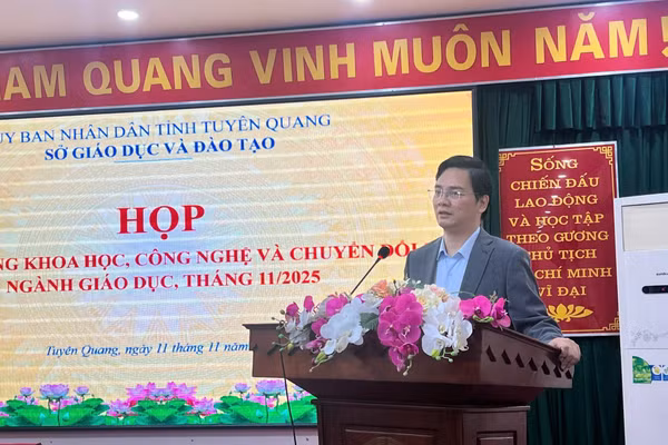 Ông Vũ Đình Hưng, Giám đốc Sở GD&ĐT Tuyên Quang chủ trì cuộc họp.