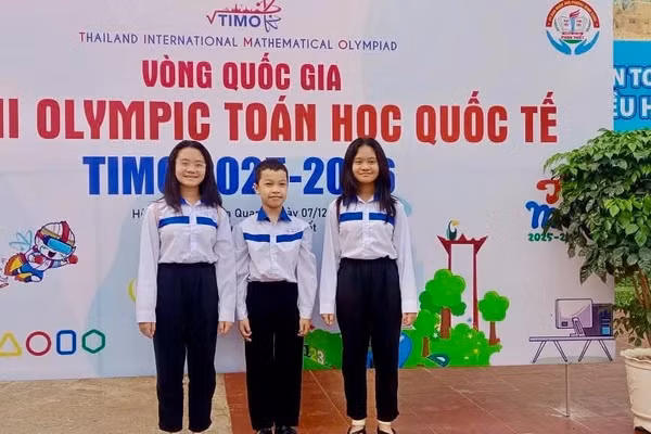 Em Đặng Bá Cương (giữa) gặt hái thành công nhờ đam mê môn Toán. (Ảnh: NTCC)