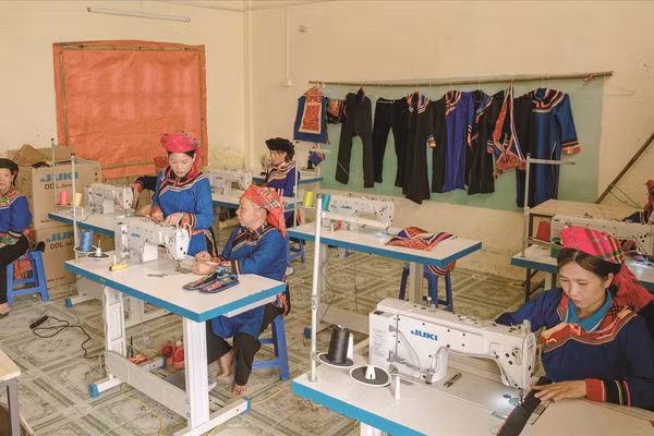 Nhóm cộng đồng bảo tồn nghề thêu thổ cẩm và may trang phục truyền thống dân tộc Cờ Lao, thôn Tà Chải, xã Tân Tiến, Tuyên Quang. (Ảnh: Vũ Mừng)