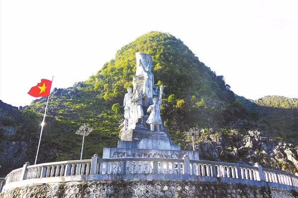 Cụm tượng đài Thanh niên xung phong mở đường Hạnh Phúc tại xã Đồng Văn, Tuyên Quang.