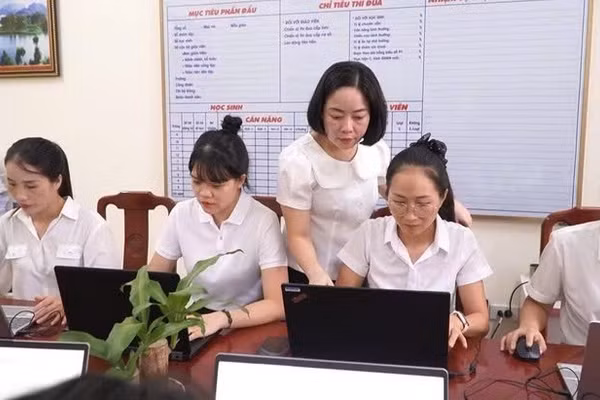Bà Nguyễn Thị Thu Hiền, Hiệu trưởng Trường Mầm non Hương Sen cùng các giáo viên của nhà trường.