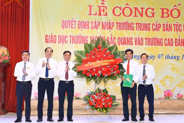 Lễ công bố sáp nhập Trường Trung cấp DTNT - GDTX vào trường CĐ Tuyên Quang.