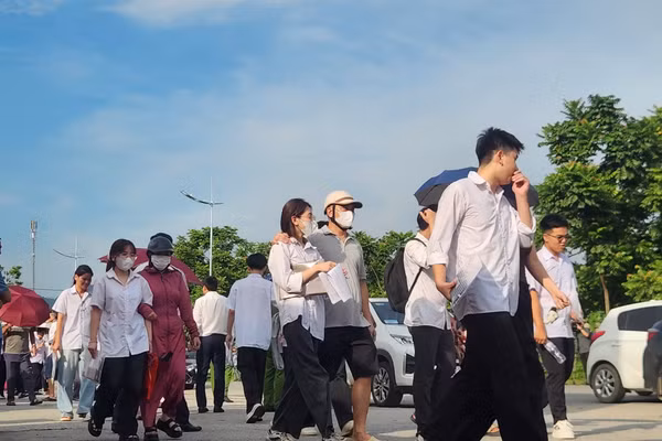 Các thí sinh ra về sau khi hoàn thành môn Toán.