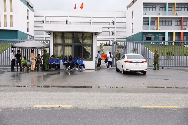 Thí sinh đến Điểm thi.