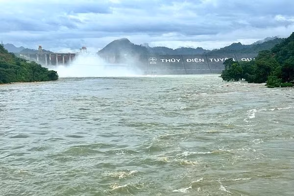 Hồ Thủy điện Tuyên Quang mở cửa xả đáy.