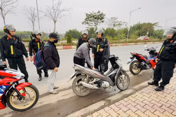Lực lượng CSCĐ tuần tra, kiểm soát đảm bảo trật tự an toàn cho người dân. (Ảnh: CATQ)