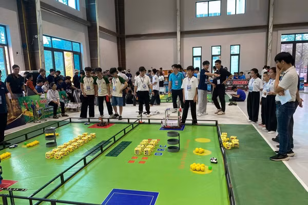 Đội thi của các em học sinh tỉnh Tuyên Quang thể hiện tại cuộc thi.