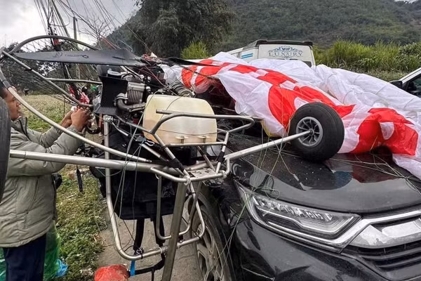 Dù lượn gắn động cơ va chạm với ô tô tại Tuyên Quang khi bay tập luyện
