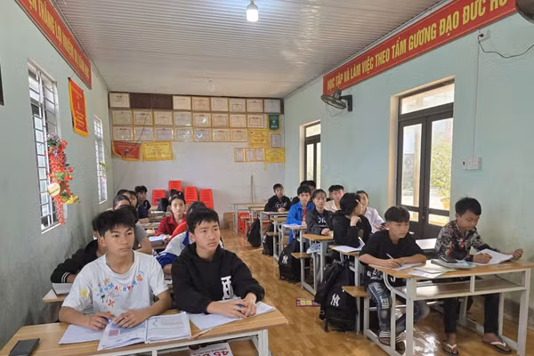 Các em học sinh Trường THCS Phan Thiết ôn luyện trước kỳ thi.