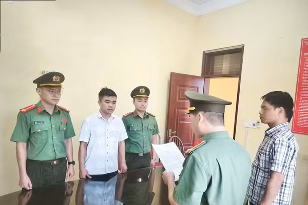 Cơ quan điều tra thực hiện lệnh bắt bị can Nguyễn Văn Năm. (Ảnh: CATQ)