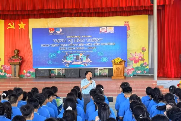 Thạc sĩ Trương Chấn Sang chia sẻ với học sinh Trường THPT Nguyễn Văn Huyên.