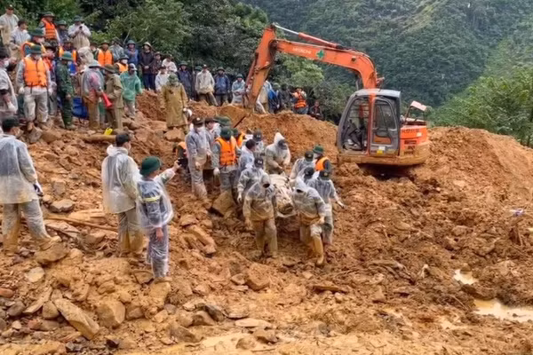 Lực lượng chức năng tìm thấy thi thể nạn nhân đầu tiên. (Ảnh: CATQ)