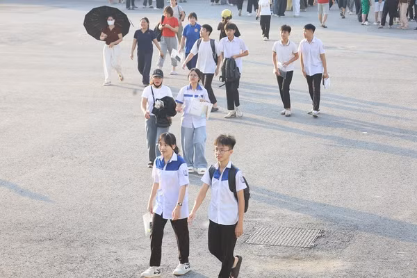 Các thí sinh dự thi tại điểm Trường THPT Chuyên Tuyên Quang.