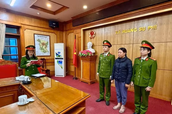 Cơ quan công an đọc lệnh khởi tố La Thị Thanh.(Ảnh: CATQ)
