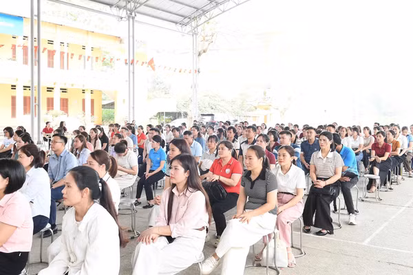 Các thí sinh kiểm tra, sát hạch tiếp nhận vào viên chức giáo dục tại Tuyên Quang.