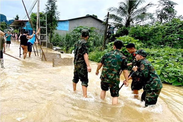 Lực lượng chức năng tìm kiếm cháu bé bị nạn. (Ảnh: BTQ)
